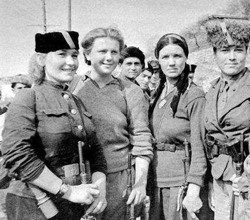 苏联女兵vs日本女孩子的相关图片